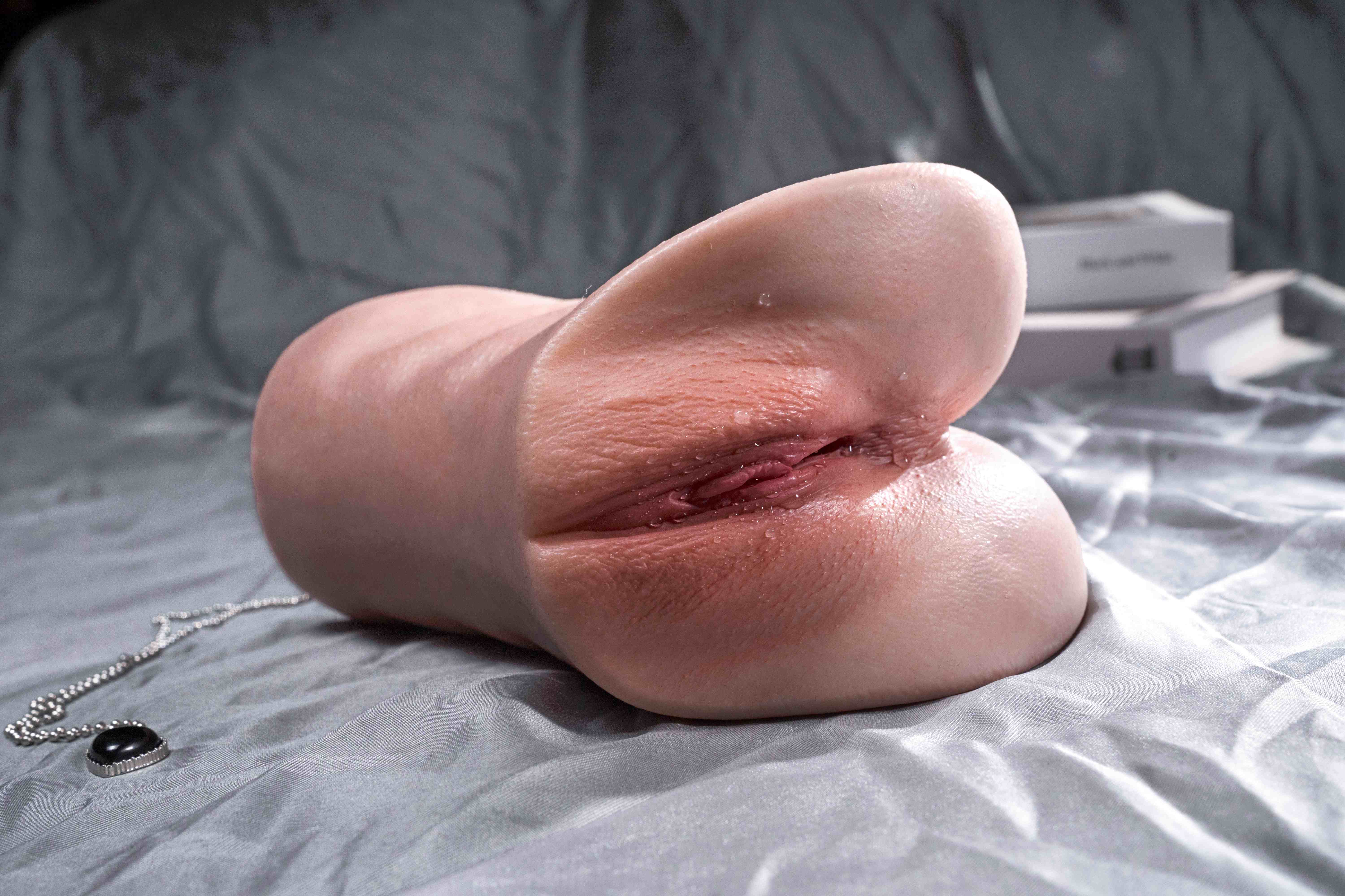 Free Shipping | 1 kg / 2.2 lb Medical‑Grade Silicone Handheld Male Masturbator — Ultra‑Soft Realistic Skin Texture, Travel & Home Friendly - Image 3
