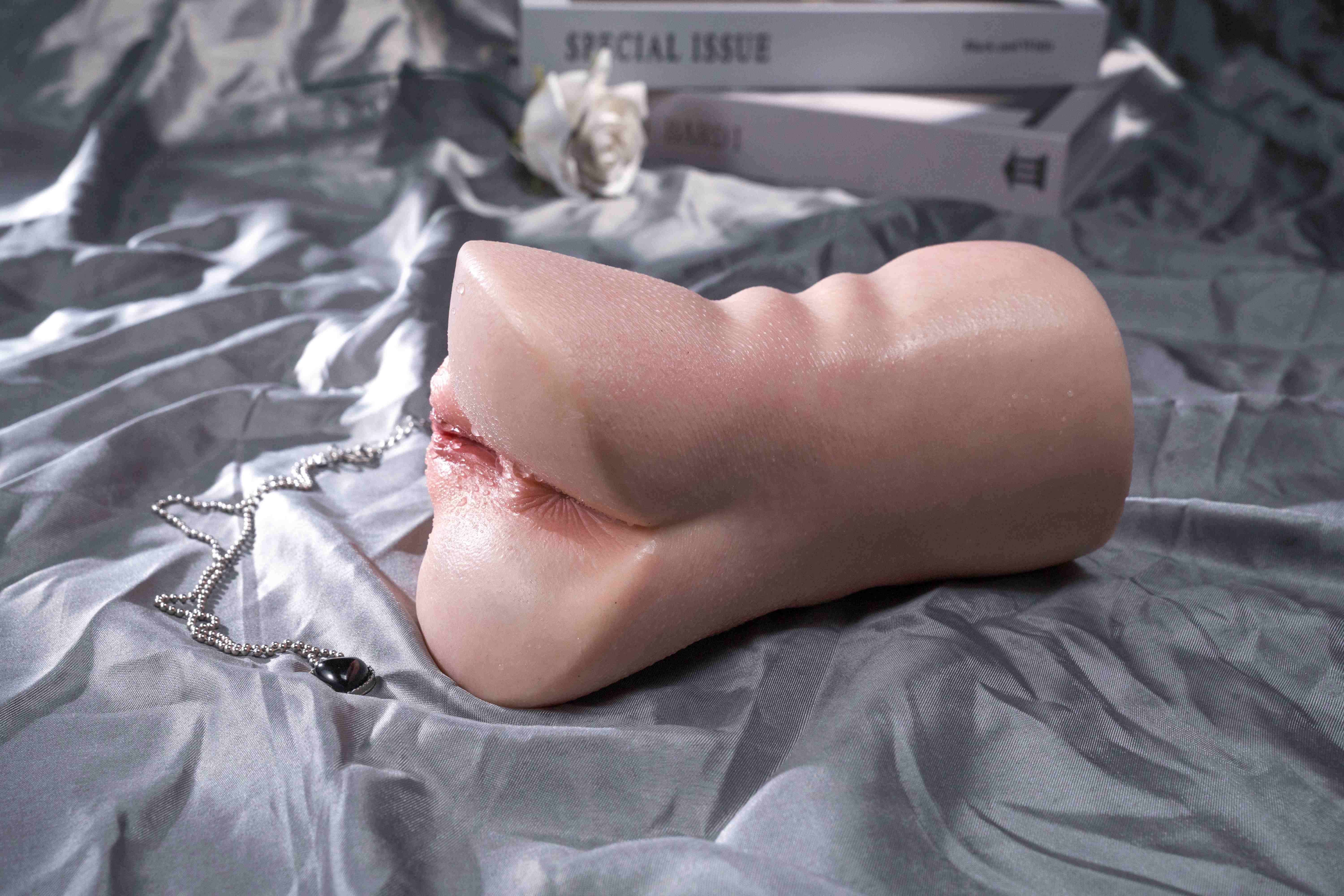 Free Shipping | 1 kg / 2.2 lb Medical‑Grade Silicone Handheld Male Masturbator — Ultra‑Soft Realistic Skin Texture, Travel & Home Friendly - Image 4